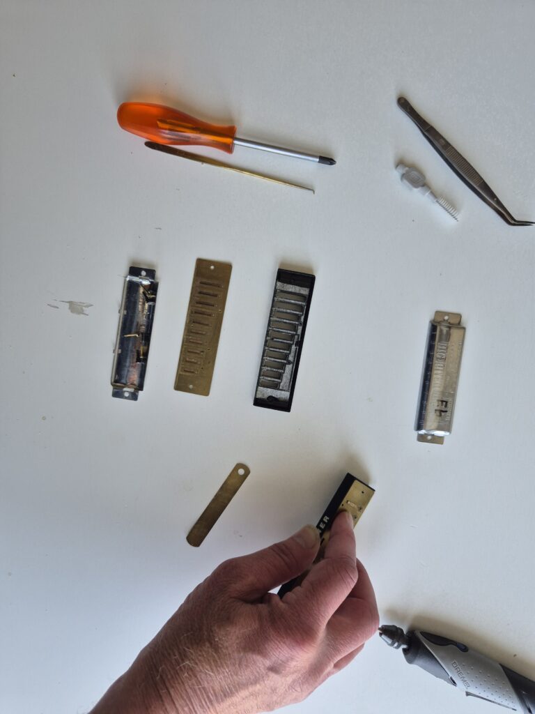 Upper reed plate held onto the comb with exposed reeds